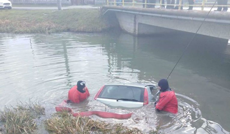 FOTO Kod Kutine autom upao u rijeku, vadili ga ronioci