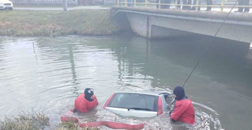 FOTO Kod Kutine autom upao u rijeku, vadili ga ronioci