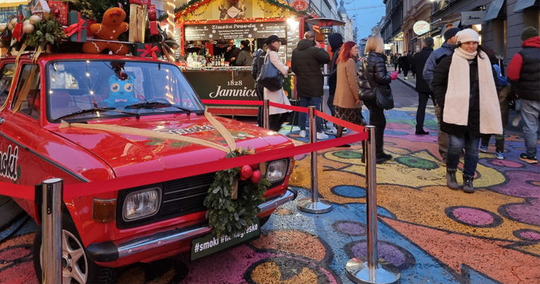 VIDEO Zagrepčani se okupili na adventu u Masarykovoj, crveni auto privlači pažnju