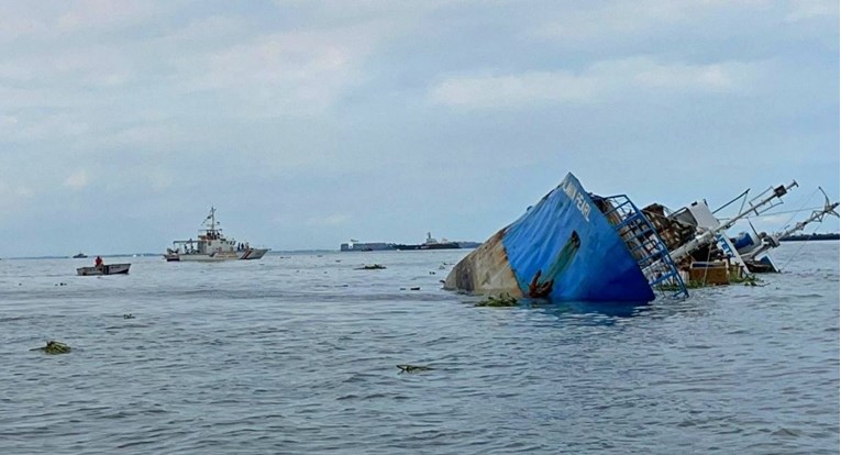 Teretni brod kod Manile udario u brod za vađenje pijeska, strahuje se od onečišćenja