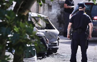 U Splitu zapalio aute, bježao od policije pa izazvao prometnu nesreću