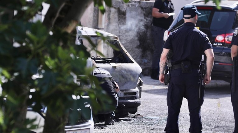 U Splitu zapalio aute, bježao od policije pa izazvao prometnu nesreću