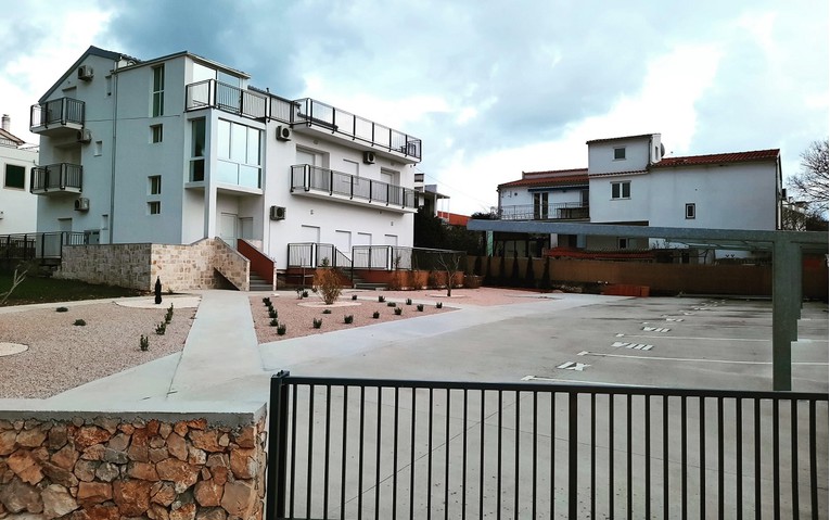 Juričan: Škoro kritizira zbog kontejnera, ali ne zove stradalnike u svoje apartmane