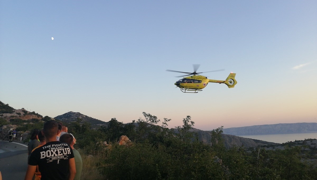 Mladi Švicarac imao nesreću s motociklom u Lici. Helikopter došao po njega