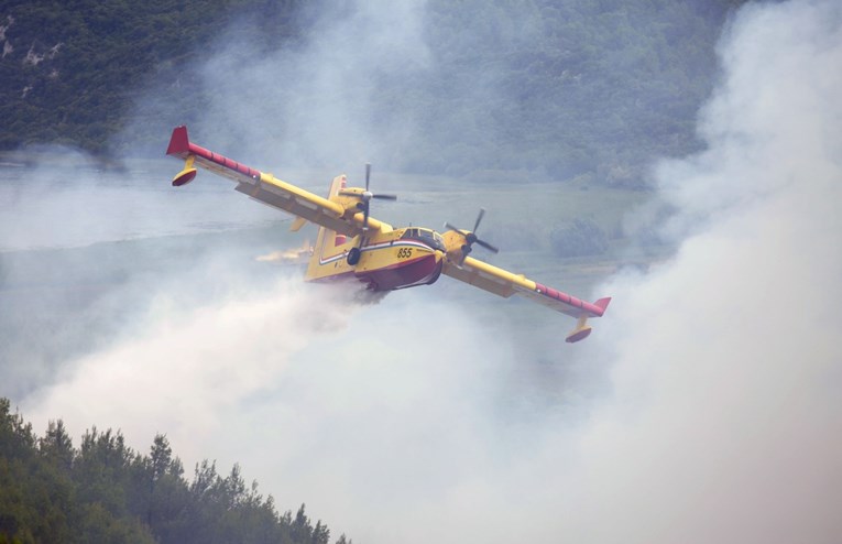VIDEO Požar borove šume kod Skradina gase vatrogasci i dva kanadera
