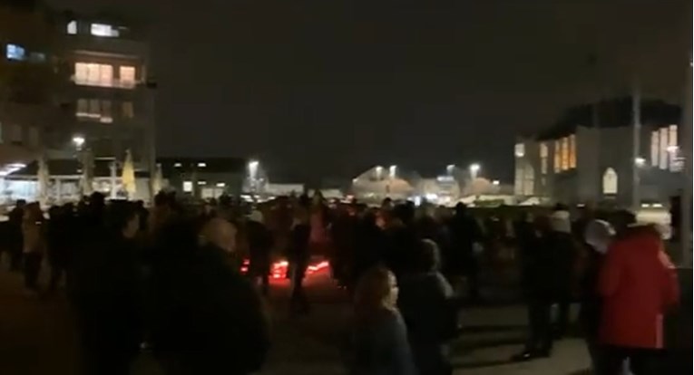 VIDEO U Zaprešiću prosvjedovali protiv mjera pred stanom ministra Božinovića