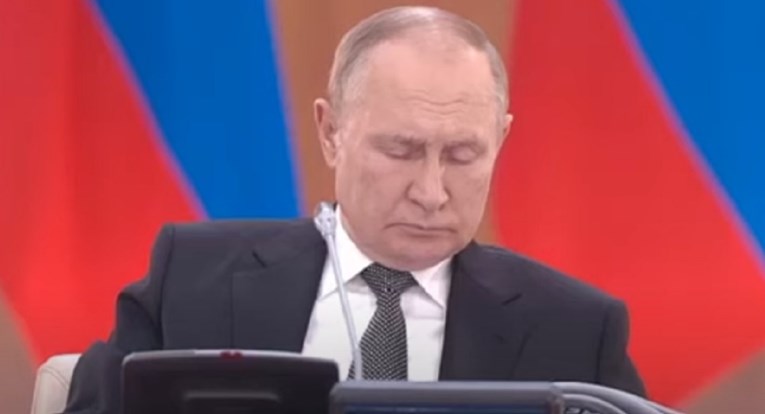 VIDEO Ovo su Putin i njegovi suradnici na sastanku, izgledaju kao da spavaju