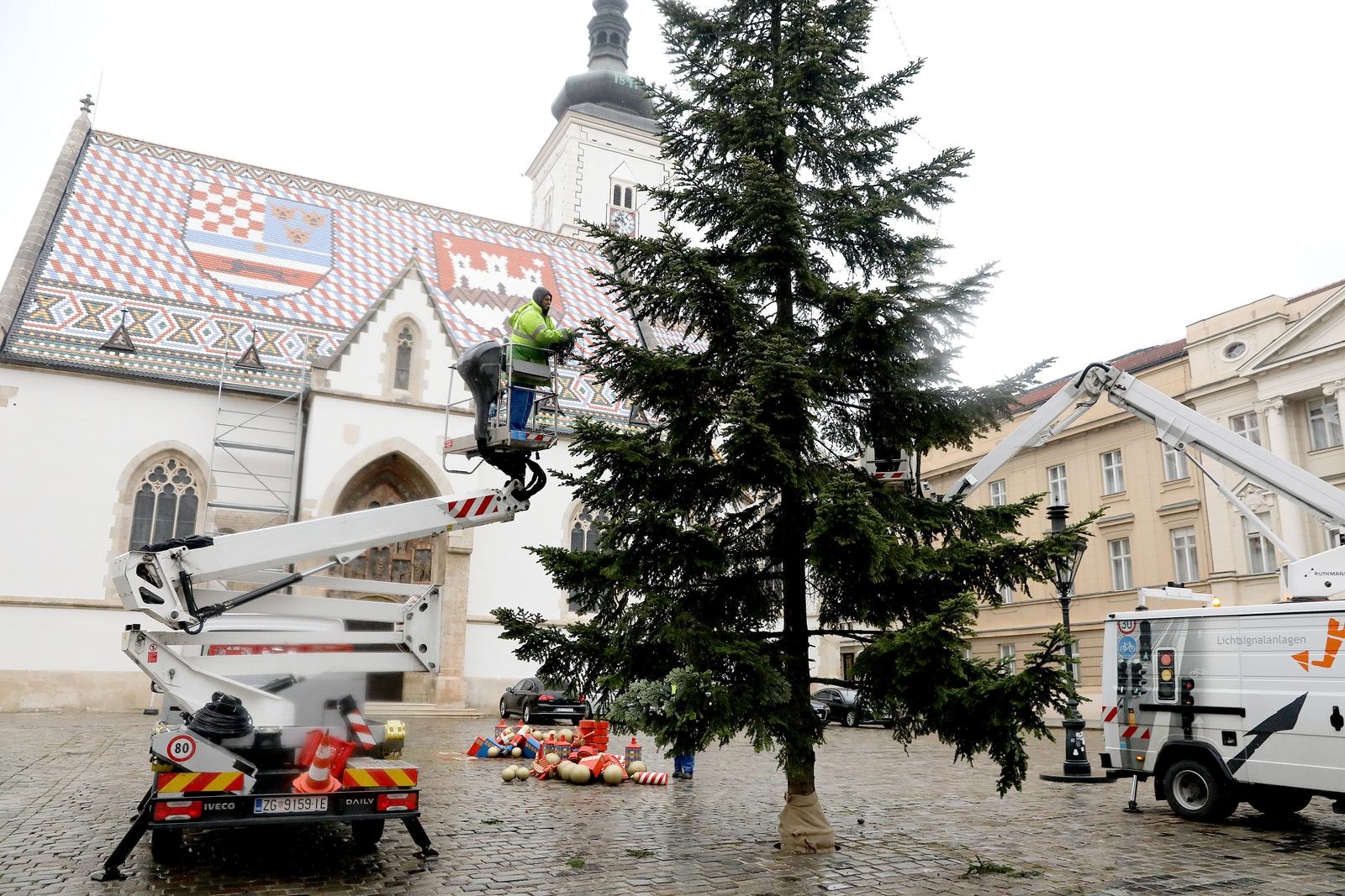 Radnici kitili bor na Markovom trgu, pogledajte kakve ukrase su stavljali