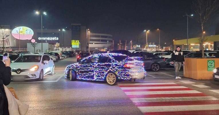 FOTO Netko je u Zagrebu svoj auto prekrio božićnim lampicama, pogledajte kako izgleda