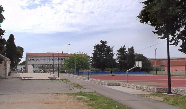 Roditelji: Učiteljica iz škole kod Zadra spava za vrijeme nastave