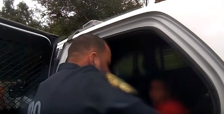 VIDEO U SAD-u uhićena šestogodišnja curica: "Ne stavljajte mi lisice!"