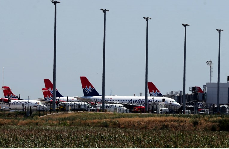 Zbog dojave o bombi evakuiran zrakoplov u Beogradu, policija u zračnoj luci