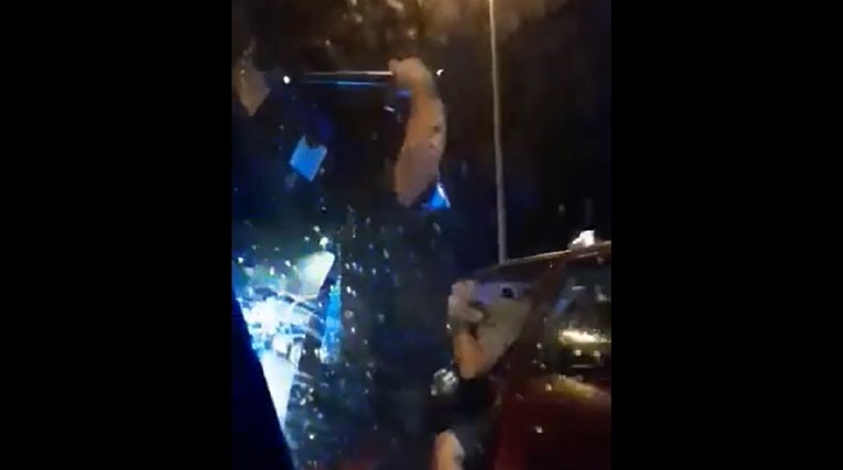 VIDEO Objavljena snimka s autoceste, policajac pendrekom udario muškarca