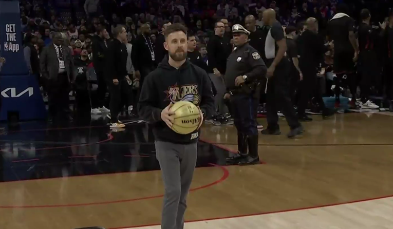 VIDEO Navijač pogodio koš s centra i zaradio 10 tisuća eura