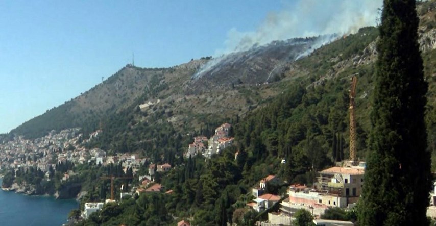 Lokaliziran velik požar iznad Dubrovnika, kanaderi spasili stvar