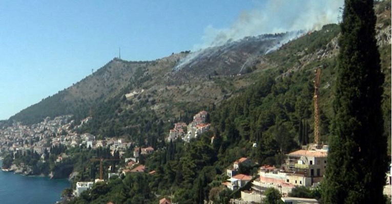 Lokaliziran velik požar iznad Dubrovnika, kanaderi spasili stvar