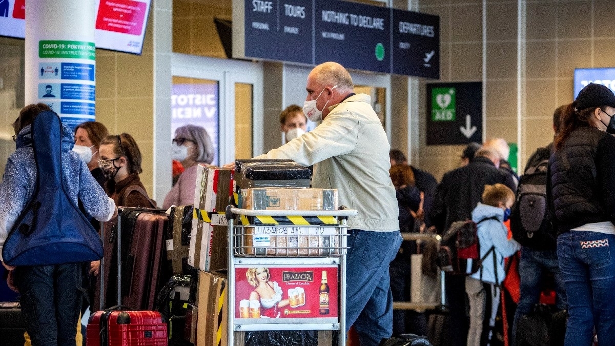Na praškom aerodromu zaustavljeno 140 putnika, imali su lažne testove na koronu?