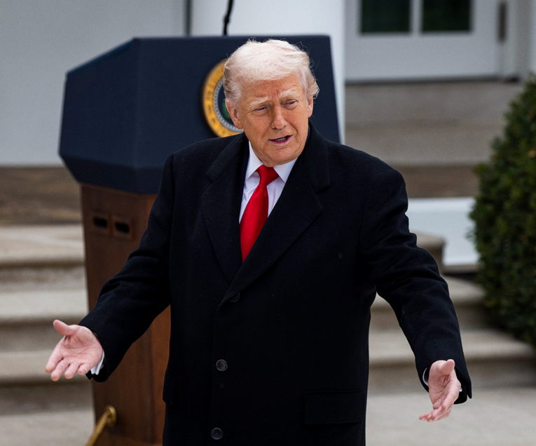 Trump: Poništavam sve dokumente koje je Biden potpisao autopenom