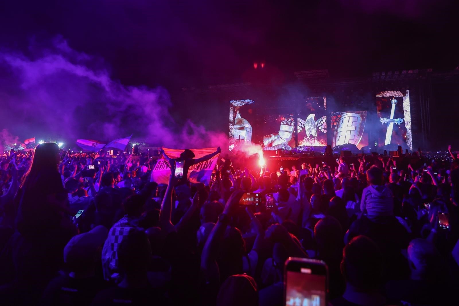 Thompsonov koncert kasnio više od sat vremena, otvorio ga pjesmom Ustani iz sjene