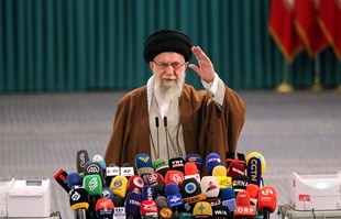 Ajatolah Hamnei pozvao Irance da ne brinu za zemlju nakon nesreće predsjednika