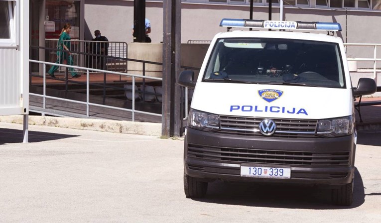 Netko je u Splitu bacio petardu i ozlijedio mladu Britanku. Policija traga za njim