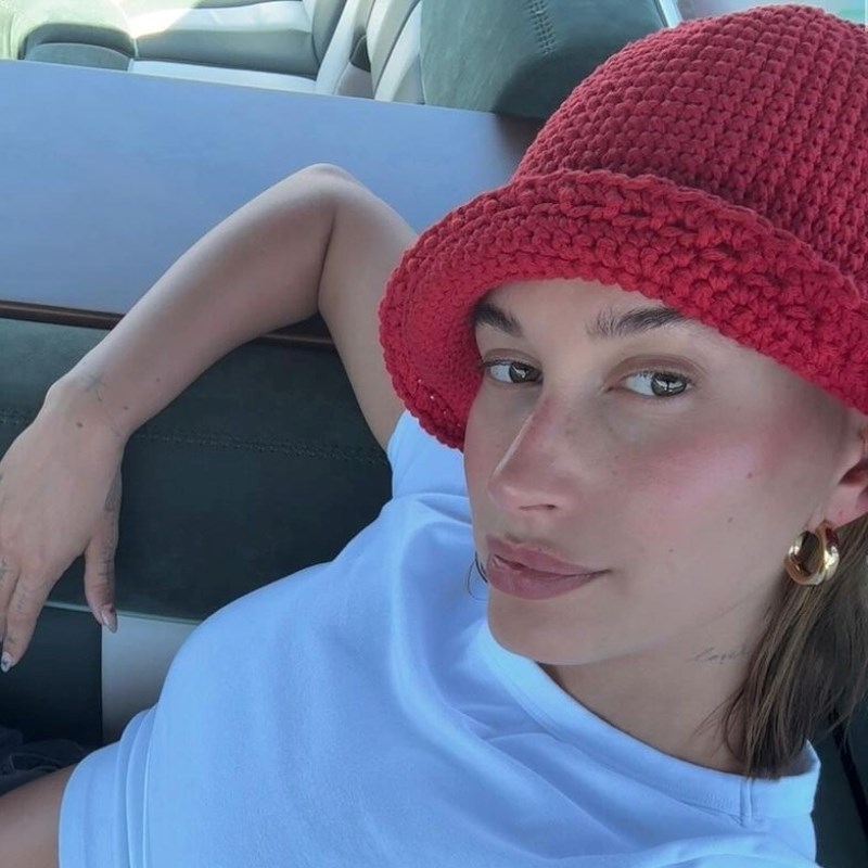Ovo je najveći ljetni beauty trend, prema Hailey Bieber
