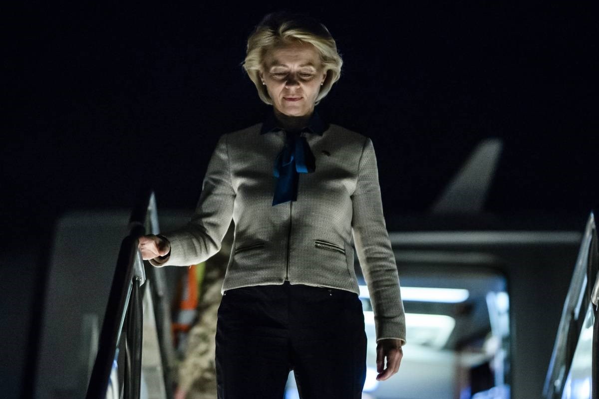 Avion s Ursulom von der Leyen ostao bez GPS-a, sletio ručno. Stigla reakcija Rusije