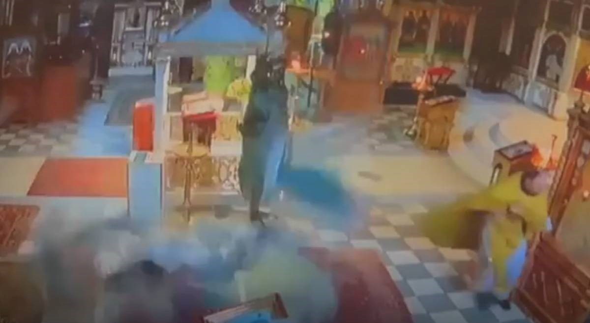 VIDEO Svećenik u Ukrajini za dlaku izbjegao krhotine sa stropa