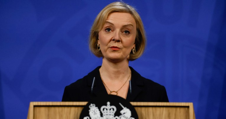 Liz Truss: Ispričavam se za greške, ali ostajem