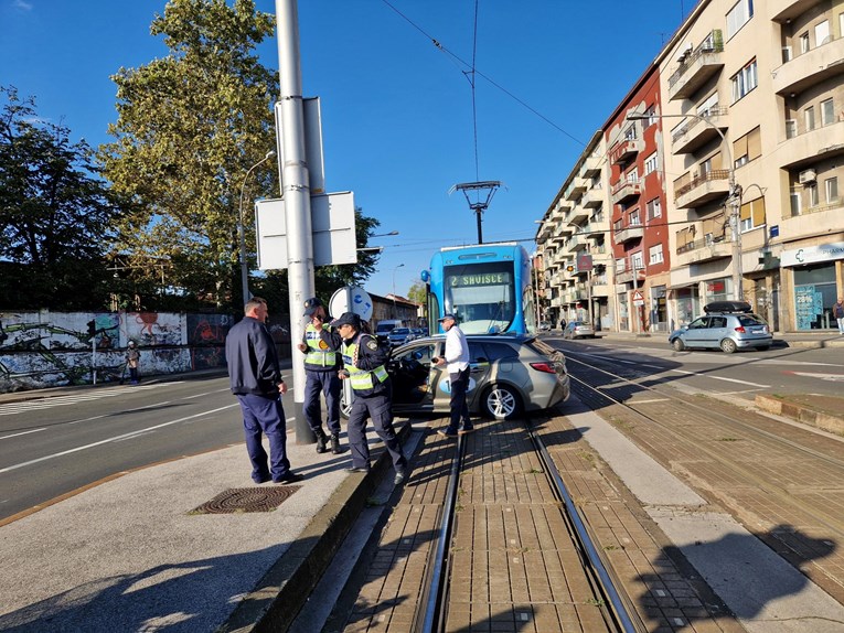 FOTO Sudarili se taksi i tramvaj u Zagrebu