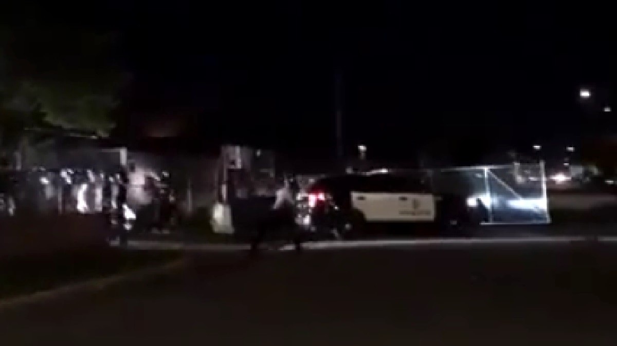 VIDEO Veliki neredi u SAD-u zbog smrti crnca, policija bježala iz zapaljene postaje