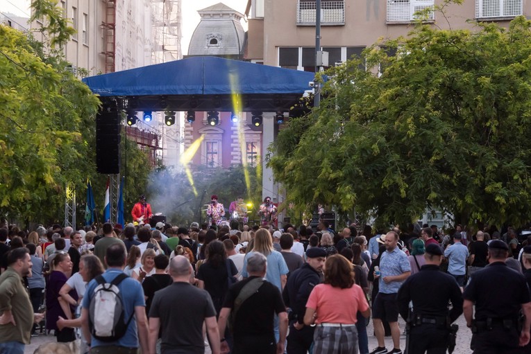 Europski trg u Zagrebu večeras je bio krcat, ali razlog nije bila utakmica