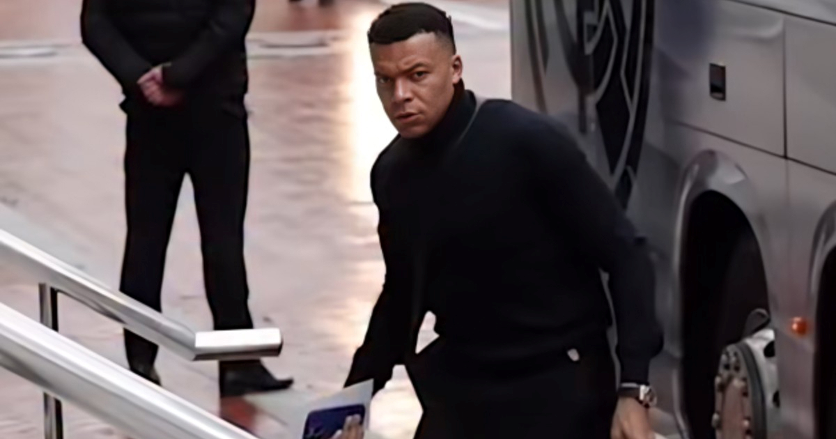 Mbappe stigao u Manchester s torbom od 3.000 eura. Na njoj je posebna poruka
