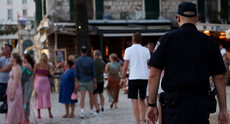 Nijemac pretučen blizu ugostiteljskog objekta u Hvaru. Zadobio tešku ozljedu glave