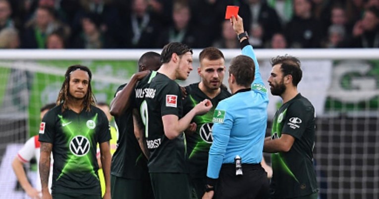 Hrvatski hit stoper iz Wolfsburga laktom udario protivnika i dobio crveni karton