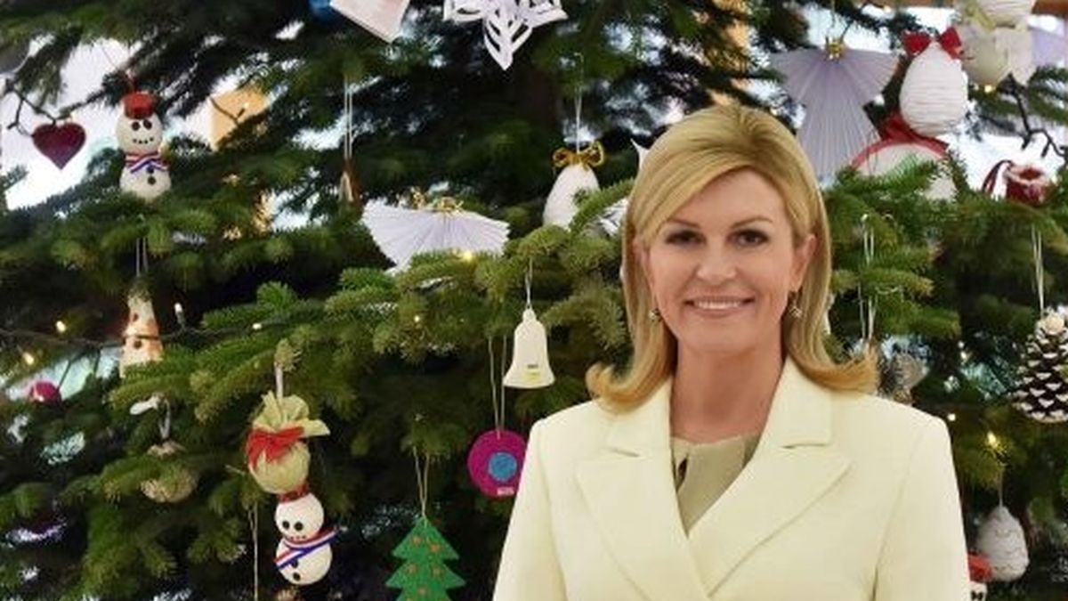 Više od 4000 lajkova u sat vremena: Tip-top sređena Kolinda pozirala ispred bora