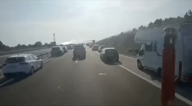 VIDEO Vatrogasci autocestom jure na požarište, vozači im stvaraju prolaz