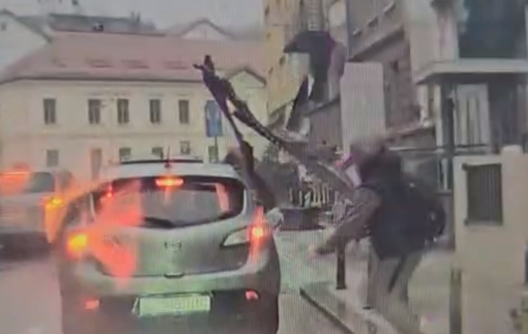 Širi se snimka. Dio nadstrešnice u Zagrebu skoro pogodio pješaka
