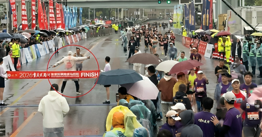 VIDEO Sudac sprječavao maratonca da prvi prođe kroz cilj. Savez ga kaznio