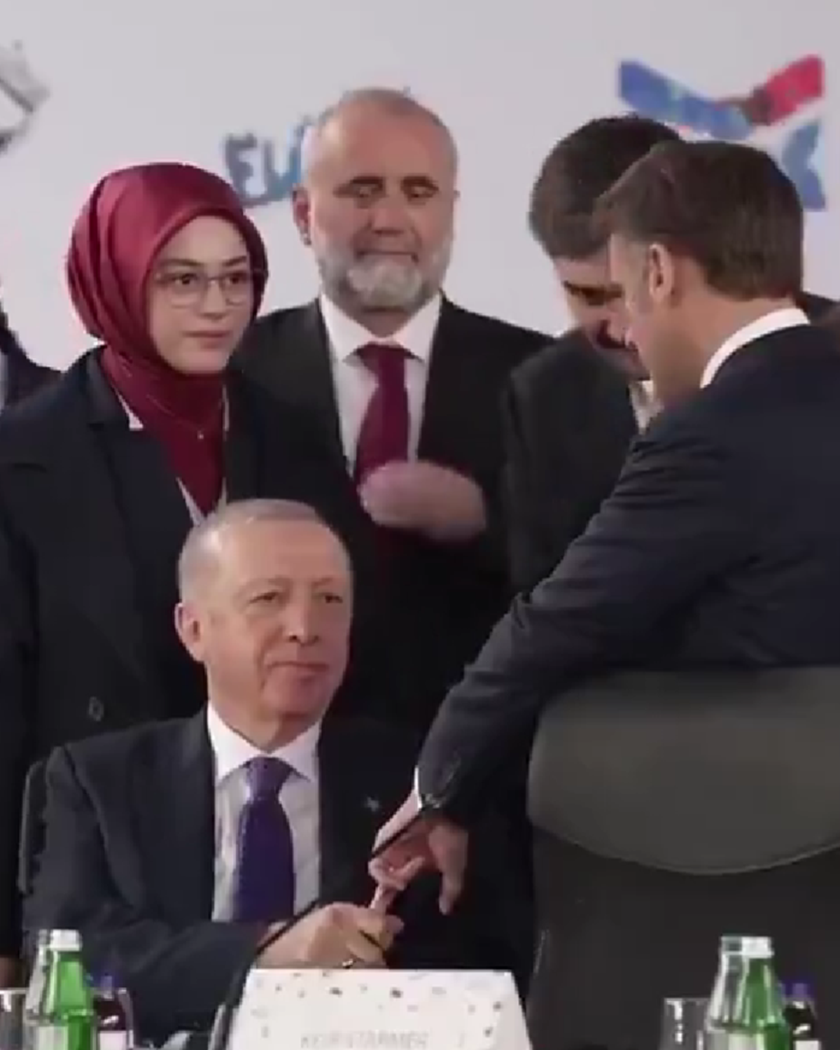 VIDEO Erdogan uhvatio Macronov prst i nije ga htio pustiti