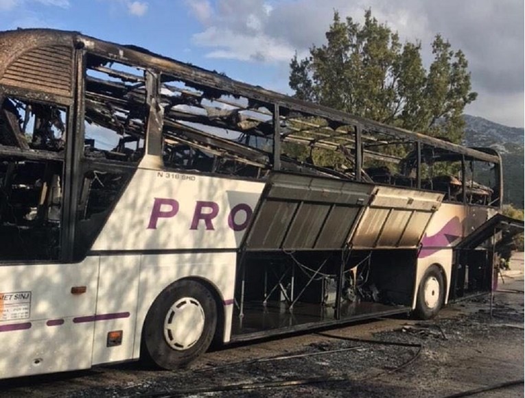 VIDEO Zapalio se autobus na cesti između Klisa i Solina