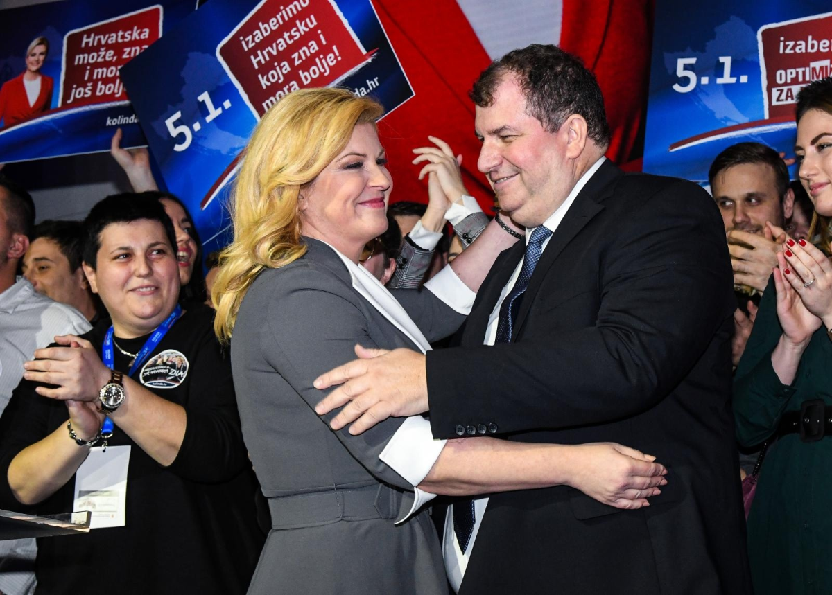 Pogledajte kako su se Kolinda i Jakov grlili i ljubili na pozornici