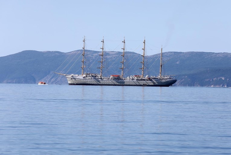 Iz splitskog škvera isplovio najveći jedrenjak na svijetu