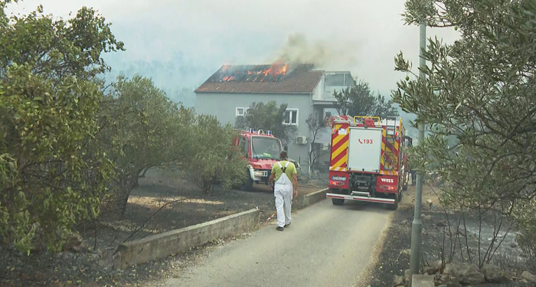 FOTO Ovo su posljedice velikog požara: Izgorjeli auti i kuće, iscrpljeni vatrogasci