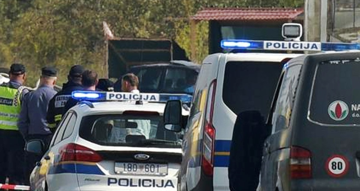 Žena izazvala nesreću pa vrijeđala policajce, zavezali su je