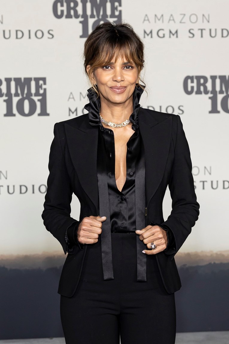 Halle Berry na crvenom tepihu pozirala tako da se vidi prsten od 200.000 dolara