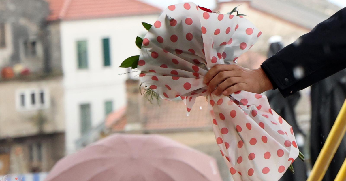 FOTO Kiša nije spriječila Šibenčane da kupe cvijeće za Valentinovo