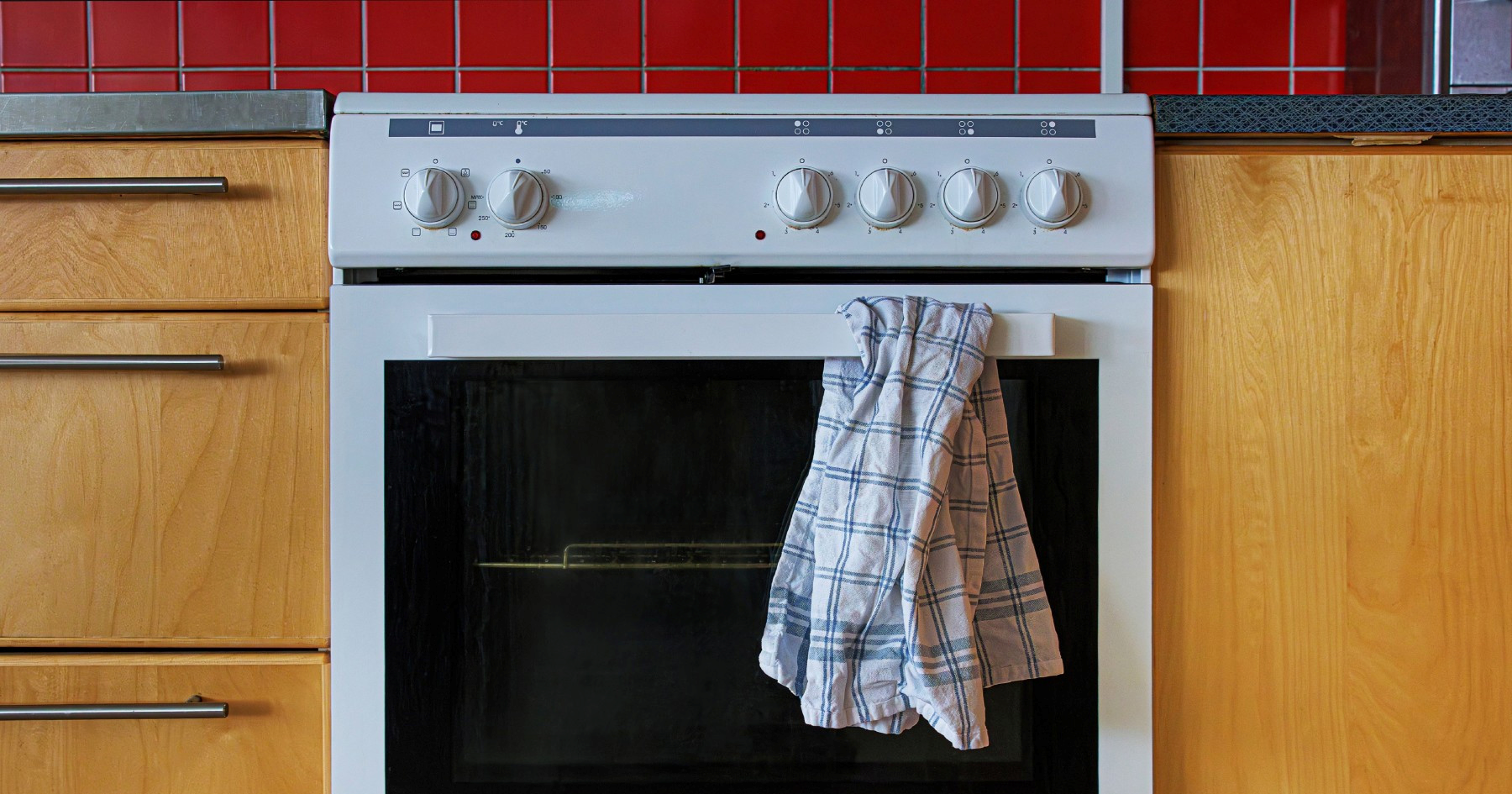 Ako imate krpu na vratima pećnice, odmah je maknite