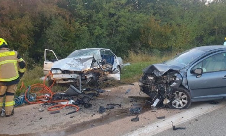 FOTO Teška nesreća u Istri: Pijani vozač prešao u suprotnu traku, poginula žena