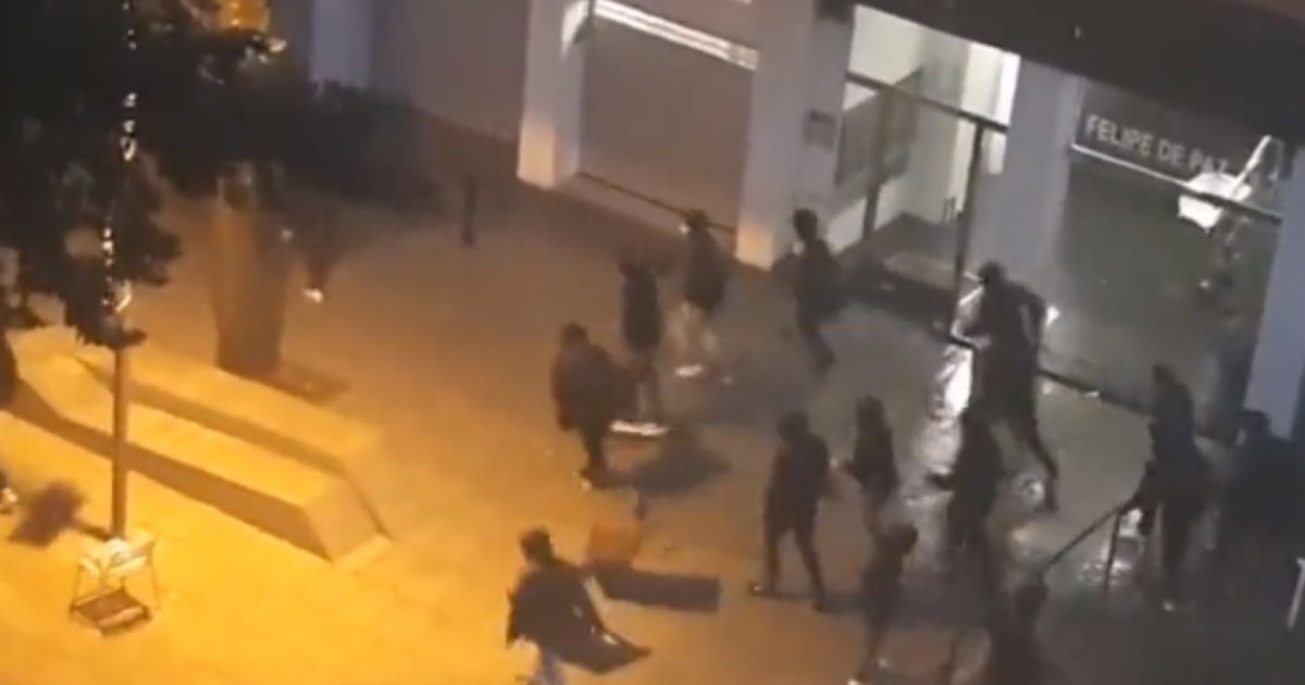VIDEO Torcida s navijačima Benfice uletjela u kafić na najžešće navijače Barcelone?
